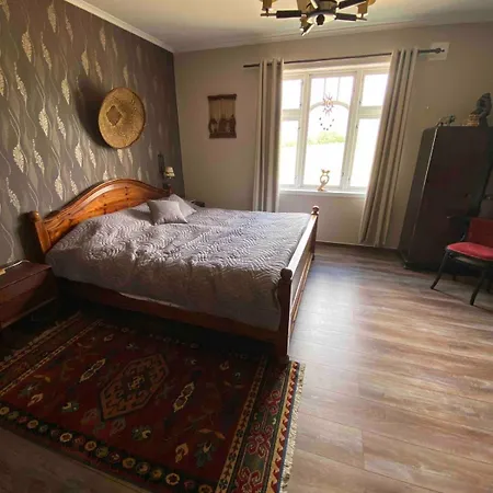 Downtown And Rural, Walking Distance To Center Lejlighed *